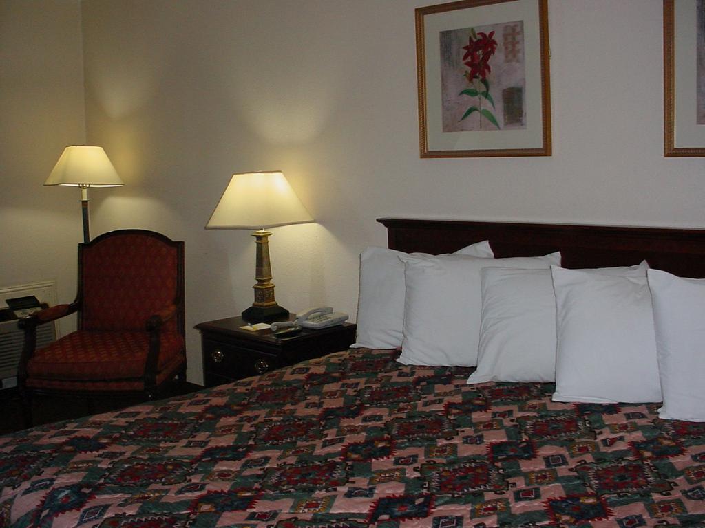 Rodeway Inn Монтгомъри Стая снимка