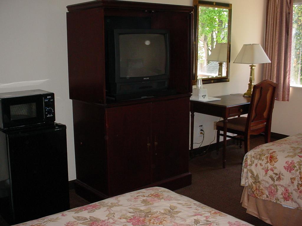 Rodeway Inn Монтгомъри Стая снимка